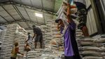 Mengintip Aktivitas Pekerja Angkut Beras SPHP di Gudang Bulog