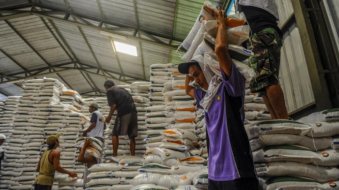 Mengintip Aktivitas Pekerja Angkut Beras SPHP di Gudang Bulog Pekerja mengangkut beras stabilisasi pasokan dan harga pangan (SPHP) di Gudang Bulog Lebak-Pandeglang, Lebak, Banten, Selasa (27/2/2024). Badan Pangan Nasional (Bapanas) menyatakan pemerintah tengah mempersiapkan impor beras tambahan sebesar 1,6 juta ton untuk mengisi stok cadangan beras pemerintah (CBP) yang dikelola di Bulog. ANTARA FOTO/Muhammad Bagus Khoirunas/nym.