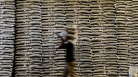 Pekerja mengangkut beras stabilisasi pasokan dan harga pangan (SPHP) di Gudang Bulog Lebak-Pandeglang, Lebak, Banten, Selasa (27/2/2024).   