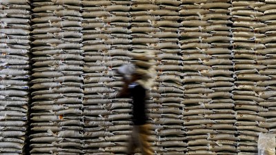 Mengintip Aktivitas Pekerja Angkut Beras SPHP di Gudang Bulog