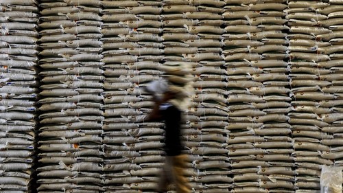 Pekerja mengangkut beras stabilisasi pasokan dan harga pangan (SPHP) di Gudang Bulog Lebak-Pandeglang, Lebak, Banten, Selasa (27/2/2024). Badan Pangan Nasional (Bapanas) menyatakan pemerintah tengah mempersiapkan impor beras tambahan sebesar 1,6 juta ton  untuk mengisi stok cadangan beras pemerintah (CBP) yang dikelola di Bulog. ANTARA FOTO/Muhammad Bagus Khoirunas/nym.