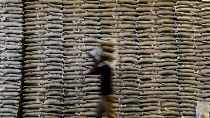 Pekerja mengangkut beras stabilisasi pasokan dan harga pangan (SPHP) di Gudang Bulog Lebak-Pandeglang, Lebak, Banten, Selasa (27/2/2024). Badan Pangan Nasional (Bapanas) menyatakan pemerintah tengah mempersiapkan impor beras tambahan sebesar 1,6 juta ton  untuk mengisi stok cadangan beras pemerintah (CBP) yang dikelola di Bulog. ANTARA FOTO/Muhammad Bagus Khoirunas/nym.
