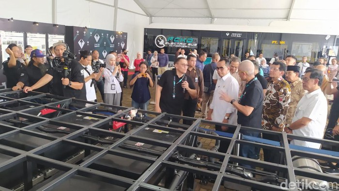 Menteri Perhubungan Budi Karya Sumadi melihat rangka bus listrik di PT VKTR di Tempuran, Kabupaten Magelang, Selasa (27/2/2024).