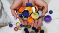 Tutup botol bekas ini akan dijadikan aneka kerajinan dengan harga jual Rp 12 ribu hingga Rp 500 ribu/satuan.