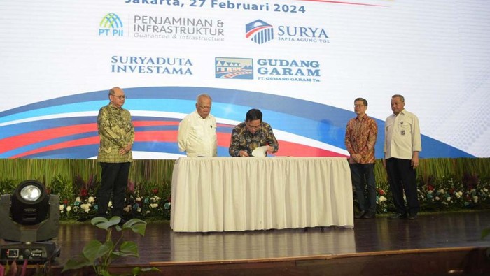 Menteri PUPR Basuki Hadimuljono turut menyaksikan Penandatanganan Perjanjian Pengusahaan Jalan Tol (PPJT) Jalan Tol Kediri – Tulungagung.