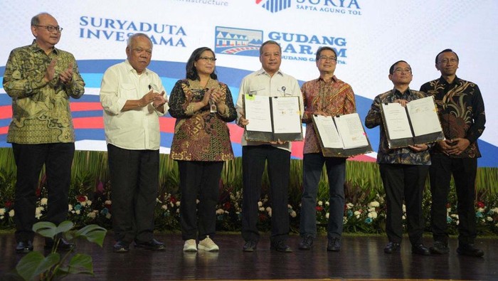 Momen Basuki Kawal Proyek Tol Gudang Garam Menteri PUPR Basuki Hadimuljono turut menyaksikan Penandatanganan Perjanjian Pengusahaan Jalan Tol (PPJT) Jalan Tol Kediri – Tulungagung.