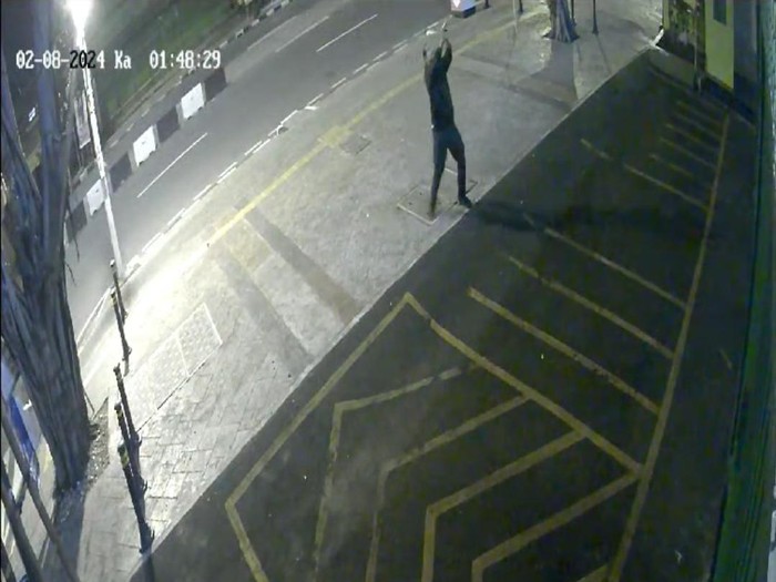 Momen Ghatan Saleh mengumbar tembakan di ruko di Jaktim terekam CCTV.