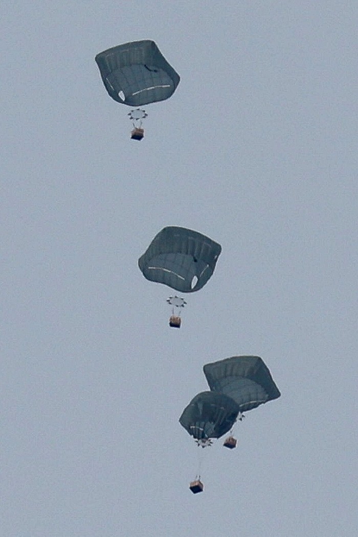 Aid is air-dropped over Gaza, amid the ongoing the conflict between Israel and Hamas, in Rafah in the southern Gaza Strip February 26, 2024. REUTERS/Ibraheem Abu Mustafa