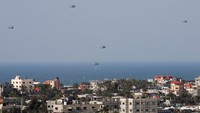 Operasi ini bertujuan untuk menyalurkan bantuan kepada penduduk secara langsung dan menjatuhkannya di sepanjang pantai Jalur Gaza dari utara ke selatan, kata pernyataan militer Yordania. (REUTERS/Ibraheem Abu Mustafa)