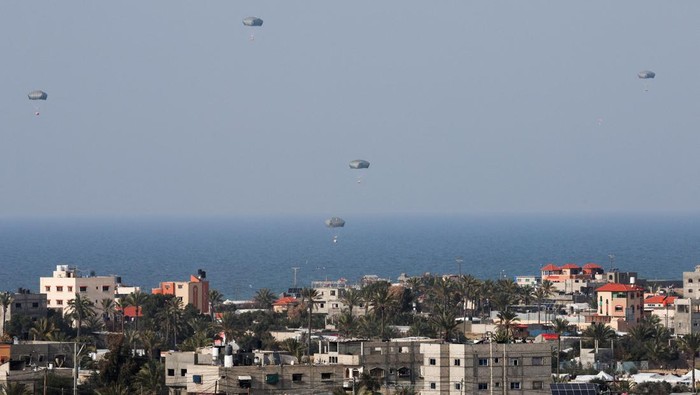Aid is air-dropped over Gaza, amid the ongoing the conflict between Israel and Hamas, in Rafah in the southern Gaza Strip February 26, 2024. REUTERS/Ibraheem Abu Mustafa