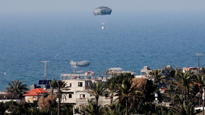 Aid is air-dropped over Gaza, amid the ongoing the conflict between Israel and Hamas, in Rafah in the southern Gaza Strip February 26, 2024. REUTERS/Ibraheem Abu Mustafa