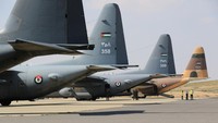 Pesawat-pesawat yang akan mengirimkan bantuan ke Gaza berbaris di bandara tak dikenal di Yordania, Senin (26/2/2024). (JORDAN ARMED FORCES/REUTERS)