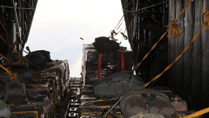 Momen Militer Yordania Jatuhkan Paket Bantuan untuk Gaza dari Udara Boxes of aid that will be airdropped to Gaza in cooperation with France are seen in an airplane, over Gaza, in this handout picture released on February 26, 2024. JORDAN ARMED FORCES/Handout via REUTERS ATTENTION EDITORS - THIS IMAGE WAS PROVIDED BY A THIRD PARTY. NO RESALES. NO ARCHIVES.