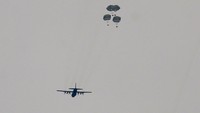 Tiga pesawat angkut Hercules C-130H milik Yordania dan sebuah pesawat Prancis terbang melintasi Gaza dan melakukan beberapa kali penerjunan udara ke wilayah Gaza selatan berkoordinasi dengan angkatan udara Israel yang mengebom jalur tersebut. (REUTERS/Ibraheem Abu Mustafa)