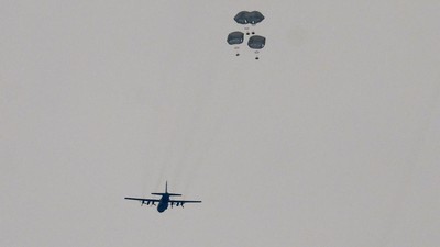 Momen Militer Yordania Jatuhkan Paket Bantuan untuk Gaza dari Udara