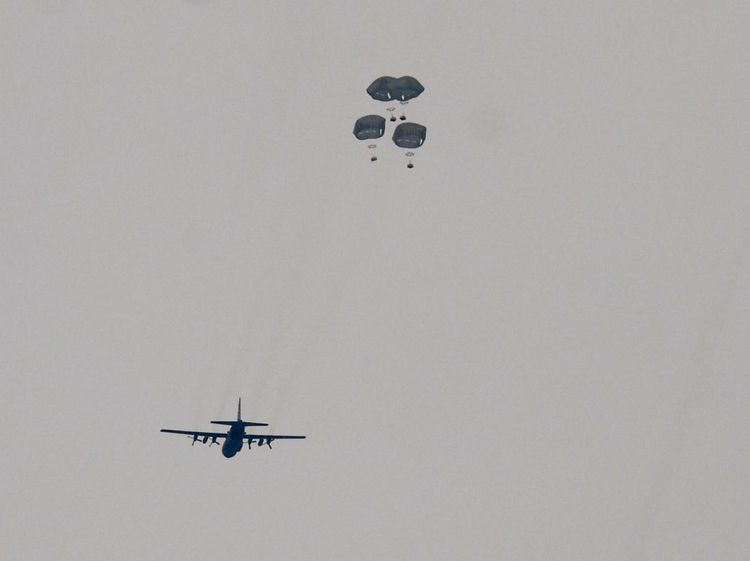 Momen Militer Yordania Jatuhkan Paket Bantuan untuk Gaza dari Udara