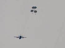 Momen Militer Yordania Jatuhkan Paket Bantuan untuk Gaza dari Udara