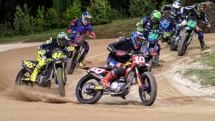 Momen Valentino Rossi saat latihan bersama anak didiknya di Sirkuit Motor Ranch