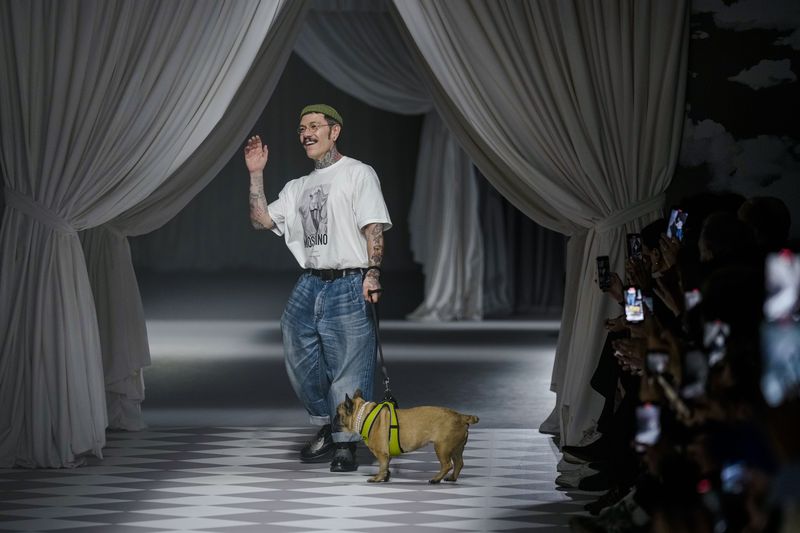 Moschino Women Fall-Winter 2024 A model wears a creation as part of the Moschino women's Fall-Winter 2024-25 collection presented in Milan, northern Italy, Thursday, Feb. 22, 2024. (AP Photo/Antonio Calanni)