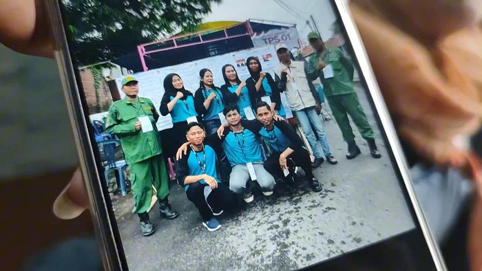 Muklas (kiri) petugas Linmas di Kota Pasuruan saat bertugas