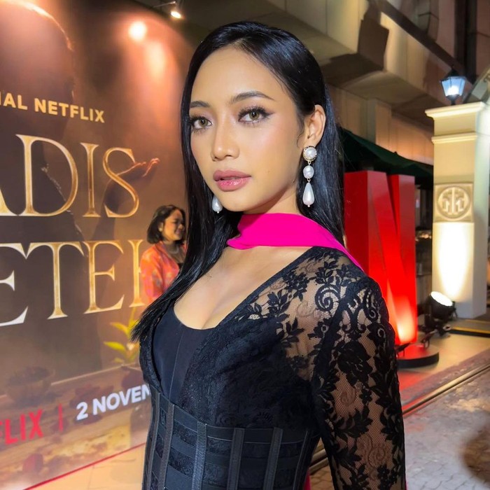 Tak seperti influencer lain yang lebih senang menunjukkan aksen kebarat-baratan, Natasha Keniraras justru bangga dengan logat medok Suroboyoan. Siapa sebenarnya Natasha Keniraras?