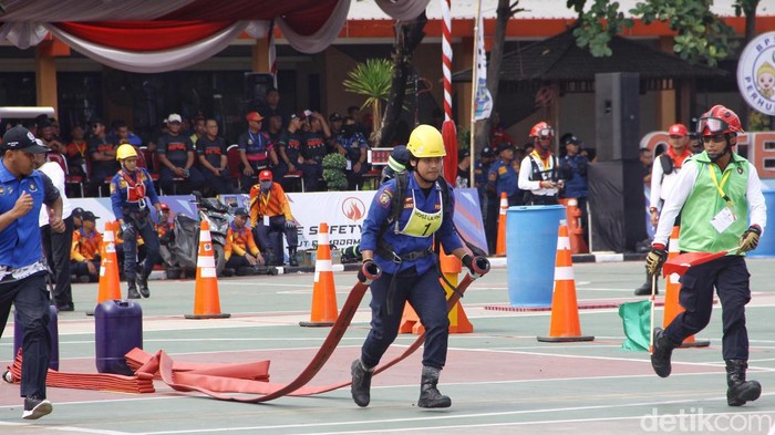 Sejumlah peserta dari 50 Kota/Kabuputen mengikuti National Firefighter Skill Competition di Surabaya menyambut HUT Damkar dan Penyelamatan ke-105, Selasa (27/2/2024).