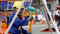 Peserta sedang memukul lonceng untuk kekuatan tangan dalam penggunakan hammer. Biasa dalam penanganan kebakaran mereka sering gunakan dalam menjebol tembok dan membuat akses.