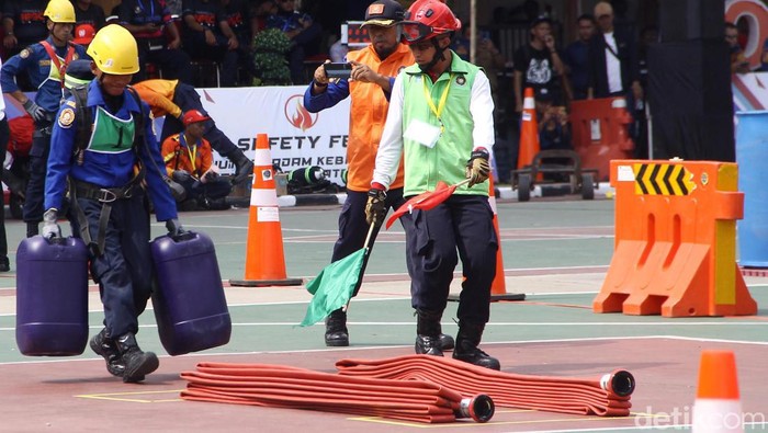National Firefighter Skill Competition Sambut HUT Damkar ke 105 Sejumlah peserta dari 50 Kota/Kabuputen mengikuti National Firefighter Skill Competition di Surabaya menyambut HUT Damkar dan Penyelamatan ke-105, Selasa (27/2/2024).