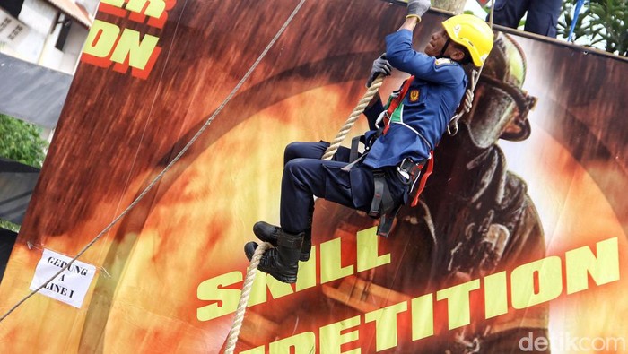 Sejumlah penerima dari 50 Kota/Kabuputen mengikuti National Firefighter Skill Competition di Surabaya menyambut HUT Damkar dan Penyelamatan ke-105, Selasa (27/2/2024).