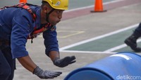 Ketangkasan peserta untuk survival dalam mendorong beban berubah tong dengan berat 200 liter.