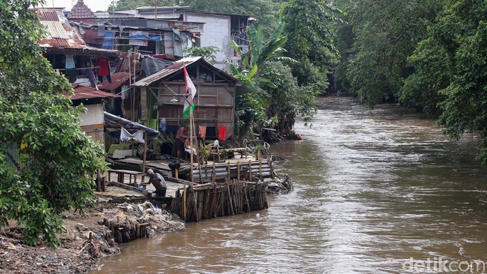Proyek normalisasi Sungai Ciliwung akan kembali dilanjutkan. DPRD DKI telah menyetujui anggaran Rp 2,85 triliun untuk normalisasi Ciliwung sepanjang 17 Km.