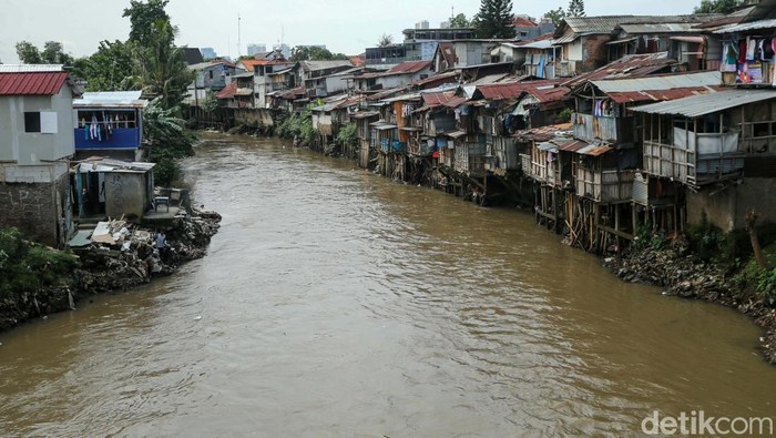 Normalisasi Sungai Ciliwung Siap Dituntaskan Proyek normalisasi Sungai Ciliwung akan kembali dilanjutkan. DPRD DKI telah menyetujui anggaran Rp 2,85 triliun untuk normalisasi Ciliwung sepanjang 17 Km.