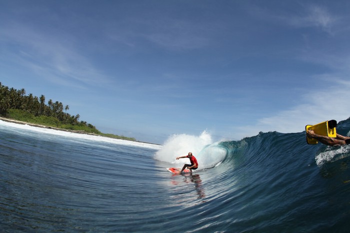 Ombak di Pantai Asu Nias Barat (Sumber Foto: Instagram.com/puriasuresort)