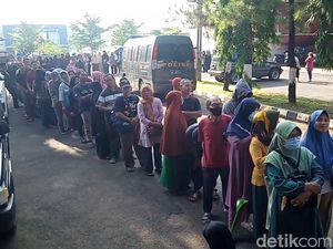 Susah Payah Warga di Jabar Dapatkan Beras Murah