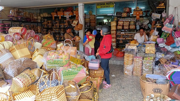 Pedagang alat upacara di Penarungan, Badung, Bali, Senin (26/2/2024). Para pedagang kebanjiran pembeli menjelang Hari Raya Galungan.
