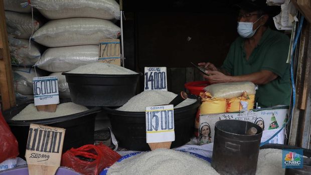 Pekerja menyiapkan beras di Kawasan Pasar Minggu, Jakarta, Selasa, (27/2/2024). (վ/Muhammad Sabki)