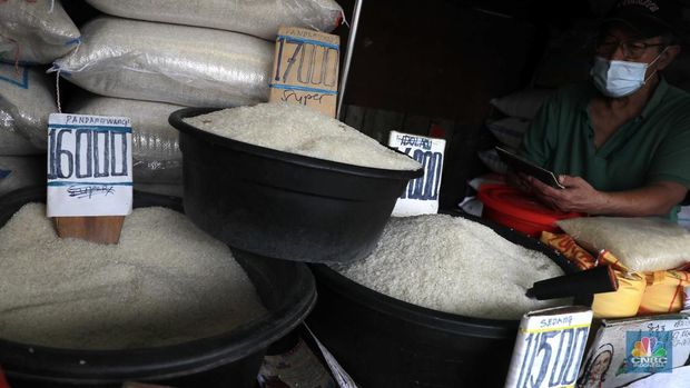 Pekerja menyiapkan beras di Kawasan Pasar Minggu, Jakarta, Selasa, (27/2/2024). (CNBC Indonesia/Muhammad Sabki)