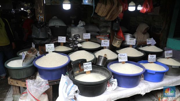 Pekerja menyiapkan beras di Kawasan Pasar Minggu, Jakarta, Selasa, (27/2/2024). (CNBC Indonesia/Muhammad Sabki)