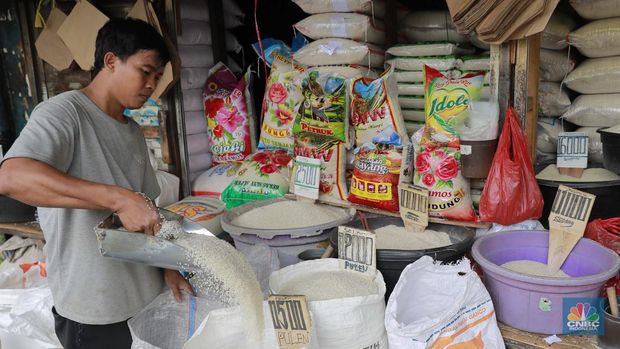 Pekerja menyiapkan beras di Kawasan Pasar Minggu, Jakarta, Selasa, (27/2/2024). (CNBC Indonesia/Muhammad Sabki)