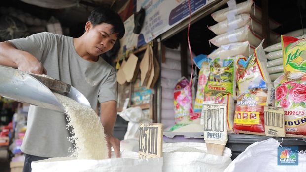 Pekerja menyiapkan beras di Kawasan Pasar Minggu, Jakarta, Selasa, (27/2/2024). (վ/Muhammad Sabki)