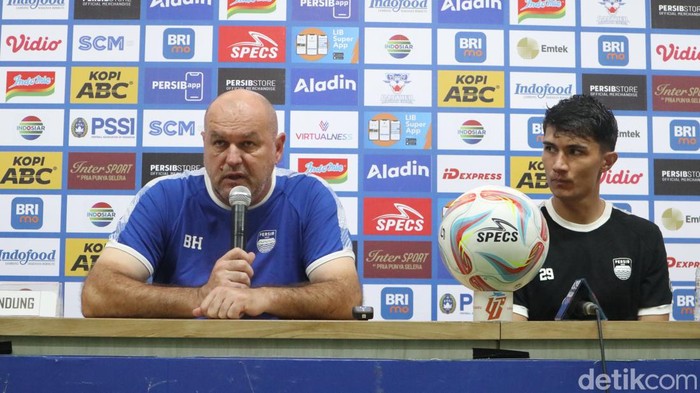 Pelatih Persib Bandung Bojan Hodak (baju biru)