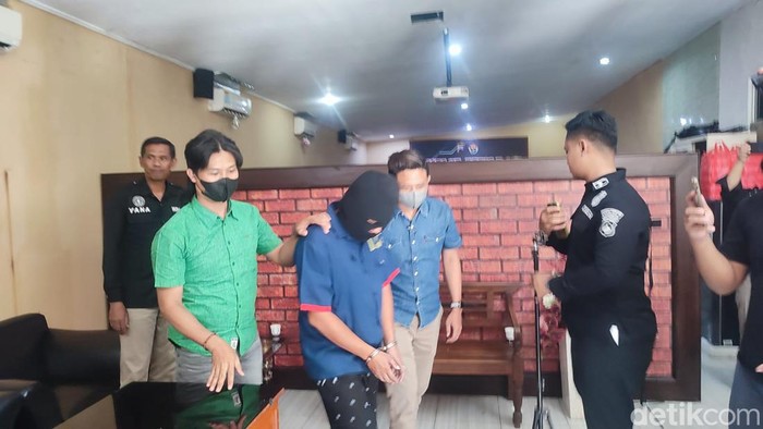 Tampang Budi Santosa pelaku pelecehan terhadap biduan campursari di Sragen.