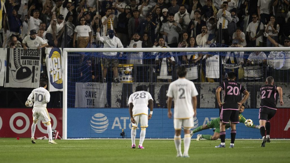 Momen kiper Inter Miami menepis eksekusi penalti Riqui Puig. Foto: AP/Kyusung Gong