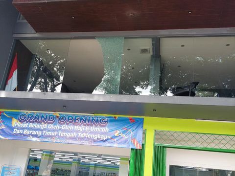 Penampakan kaca ruko di Jatinegara, Jaktim pecah usai ditembak mantan suami artis (dok. Istimewa)