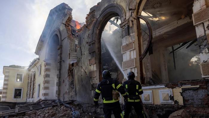 Penampakan Stasiun Kereta Api Ukraina Hancur Dihantam Rudal Rusia Firefighters work at the scene of a Russian missile strike that destroyed a train station, amid Russia's attack on Ukraine, in Kostyantynivka, Ukraine February 25, 2024. REUTERS/Thomas Peter
