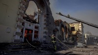 Pihak berwenang Ukraina di wilayah Donetsk mengatakan pada Minggu (25/2) bahwa sebuah bom berpemandu Rusia menghantam stasiun kereta Kostiantynivka.