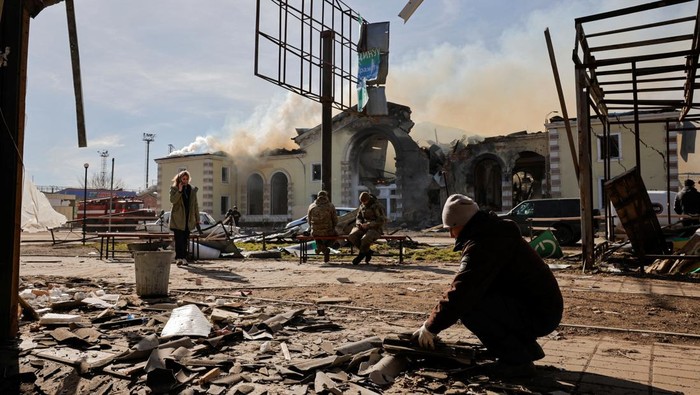 Penampakan Stasiun Kereta Api Ukraina Hancur Dihantam Rudal Rusia Firefighters work at the scene of a Russian missile strike that destroyed a train station, amid Russia's attack on Ukraine, in Kostyantynivka, Ukraine February 25, 2024. REUTERS/Thomas Peter