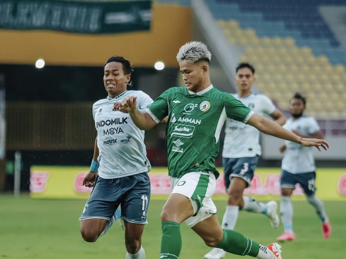 Penampilan Hokky Caraka dalam laga PSS Sleman vs Persita Tangerang di Stadion Manahan Solo, Selasa (27/2/2024).