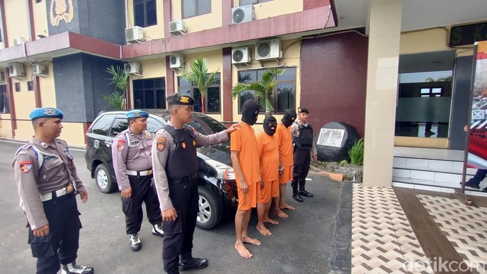 Tiga pelaku penipuan dan penggelapan mobil rental saat dihadirkan dalam jumpa pers di Mapolres Kulon Progo, Selasa (27/2).
