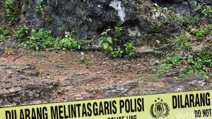 Benda diduga granat di lokasi pintu keluar Goa Pindul
